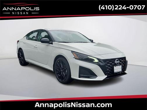 Pearl White Tricoat/Super Black 2026 Nissan Altima SR FWD