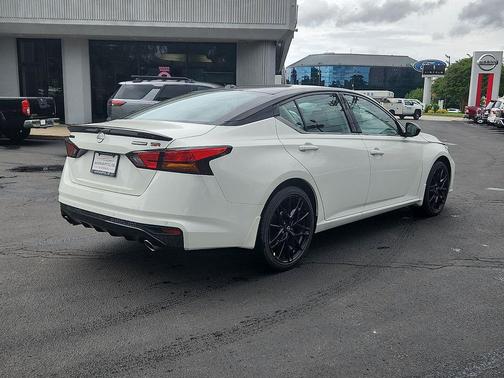 Pearl White Tricoat/Super Black 2026 Nissan Altima SR FWD