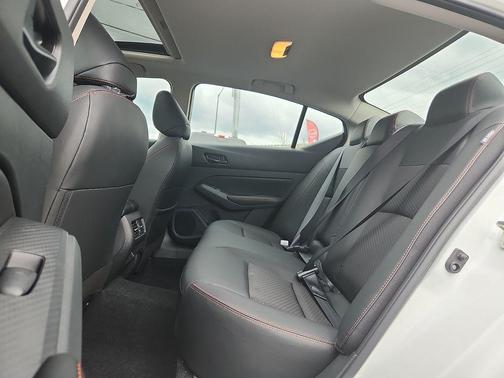 Pearl White Tricoat/Super Black 2026 Nissan Altima SR FWD