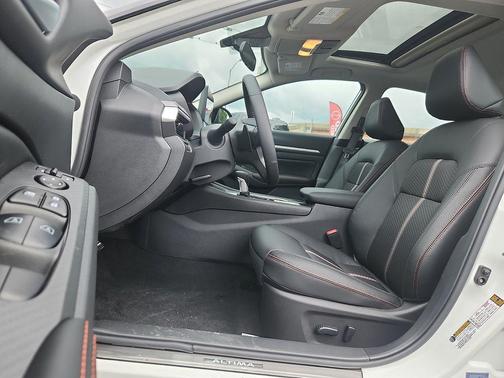 Pearl White Tricoat/Super Black 2026 Nissan Altima SR FWD