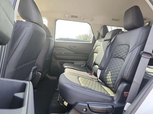 Everest White Pearl Tricoat 2026 Nissan Pathfinder SV