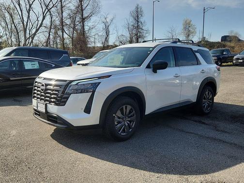 Everest White Pearl Tricoat 2026 Nissan Pathfinder SV