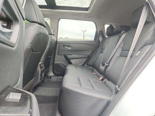Everest White Pearl Tricoat 2026 Nissan Rogue Dark Armor