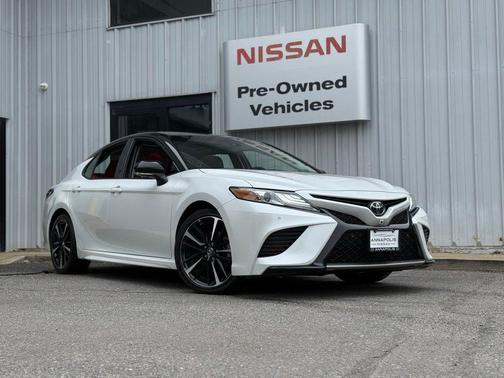 Midnight Black Metallic/Wind Chill 2018 Toyota Camry XSE