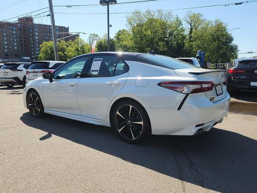 Midnight Black Metallic/Wind Chill 2018 Toyota Camry XSE