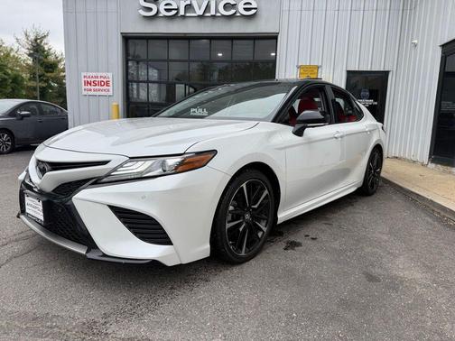 Midnight Black Metallic/Wind Chill 2018 Toyota Camry XSE