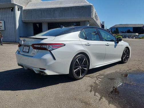 Midnight Black Metallic/Wind Chill 2018 Toyota Camry XSE