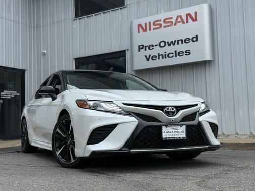 Midnight Black Metallic/Wind Chill 2018 Toyota Camry XSE
