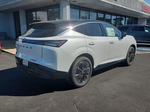 Everest White Pearl Tricoat/Super Black 2026 Nissan Murano Platinum
