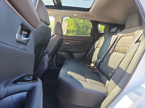 Everest White Pearl Tricoat/Super Black 2026 Nissan Murano Platinum