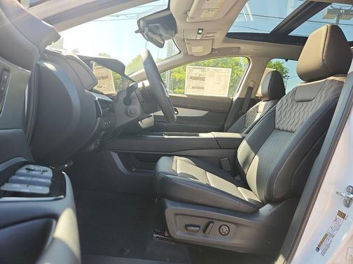 Everest White Pearl Tricoat/Super Black 2026 Nissan Murano Platinum