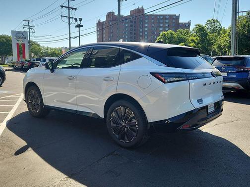 Everest White Pearl Tricoat/Super Black 2026 Nissan Murano Platinum