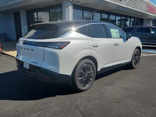 Everest White Pearl Tricoat/Super Black 2026 Nissan Murano Platinum