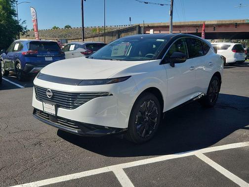 Everest White Pearl Tricoat/Super Black 2026 Nissan Murano Platinum