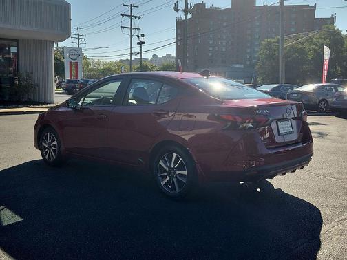Scarlet Ember Tintcoat 2025 Nissan Versa 1.6 SV