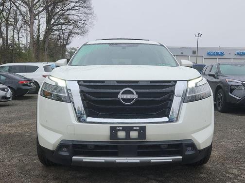 Pearl White Tricoat 2023 Nissan Pathfinder SL 4WD