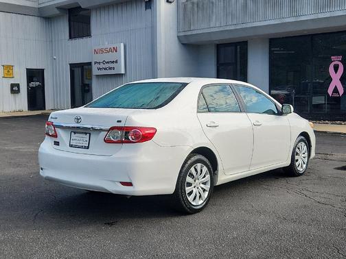 Super White 2013 Toyota Corolla LE