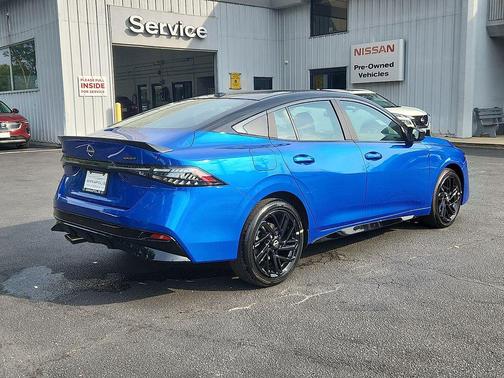 Bluestone Pearl/Super Black 2027 Nissan Sentra SR