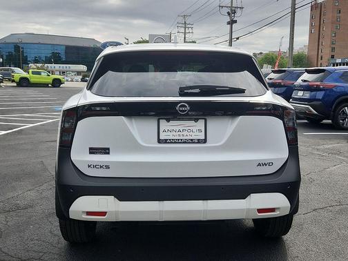 Aspen White Tricoat 2025 Nissan Kicks SV