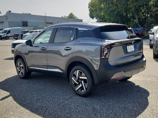 Gun Metallic 2027 Nissan Kicks SV