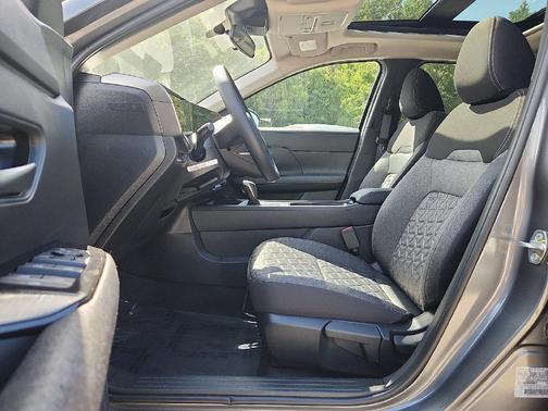 Gun Metallic 2027 Nissan Kicks SV