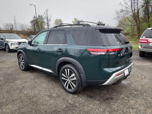 Obsidian Green Pearl/Super Black 2023 Nissan Pathfinder Platinum 4WD