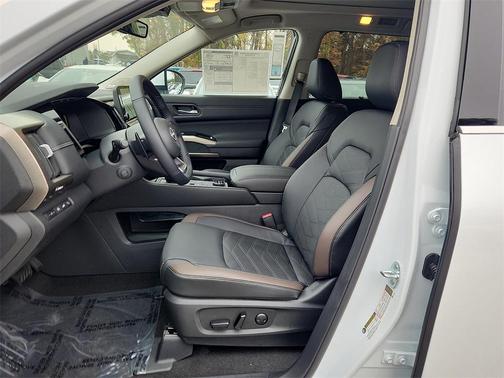 2025 Nissan Pathfinder Platinum 4WD