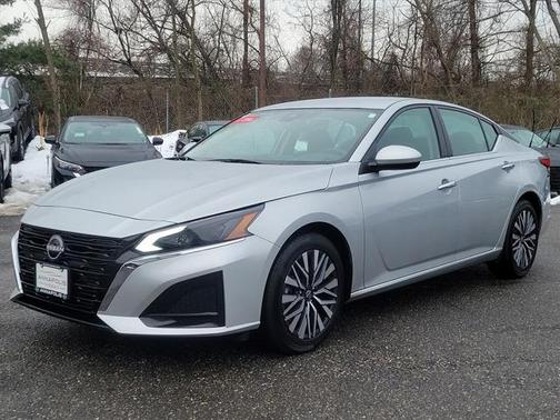Brilliant Silver Metallic 2023 Nissan Altima 2.5 SV