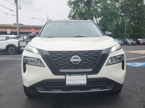 Pearl White Tricoat/Super Black 2023 Nissan Rogue SV
