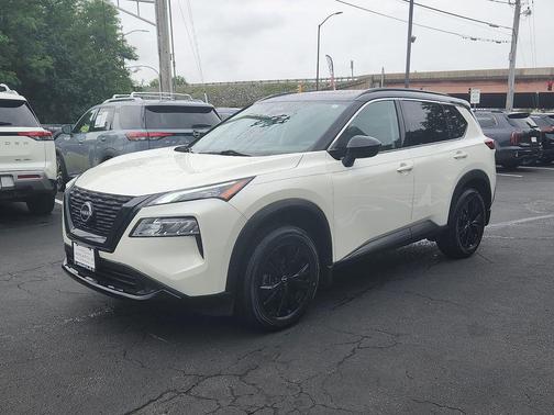 Pearl White Tricoat/Super Black 2023 Nissan Rogue SV