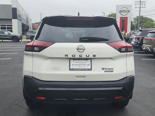 Pearl White Tricoat/Super Black 2023 Nissan Rogue SV