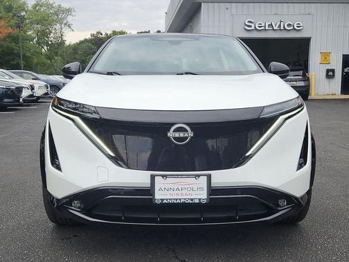 Everest White Pearl Tricoat/Black Diamond Pearl 2024 Nissan ARIYA PLATINUM+