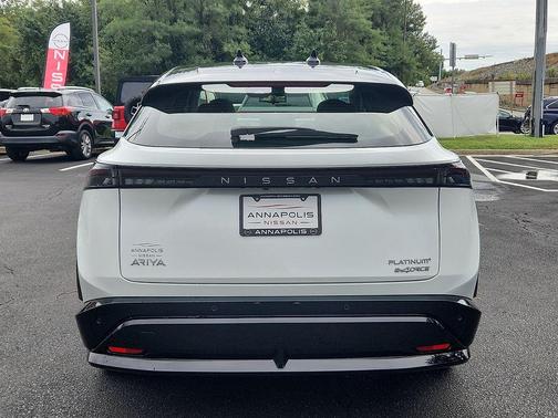 Everest White Pearl Tricoat/Black Diamond Pearl 2024 Nissan ARIYA PLATINUM+
