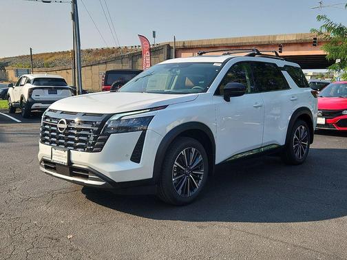 Everest White Pearl Tricoat 2026 Nissan Pathfinder Platinum