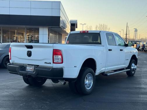 2022 RAM 3500 Tradesman Crew Cab 4x4 8' Box