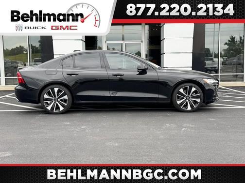 Onyx Black Metallic 2022 Volvo S60 T5 Momentum