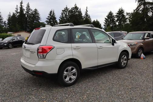 Crystal White Pearl 2017 Subaru Forester 2.5i