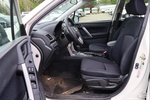 Crystal White Pearl 2017 Subaru Forester 2.5i