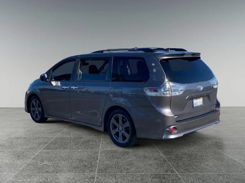 2020 Toyota Sienna SE