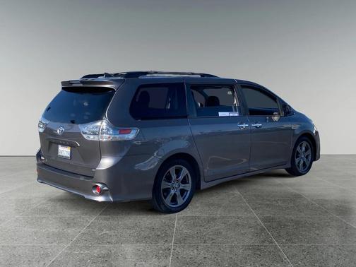 2020 Toyota Sienna SE