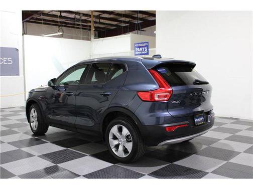 2022 Volvo XC40 T5 Momentum
