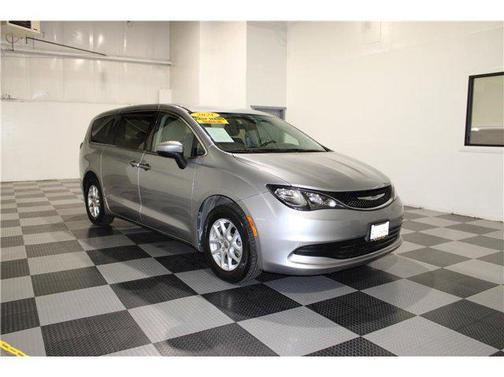 2020 Chrysler Voyager LX