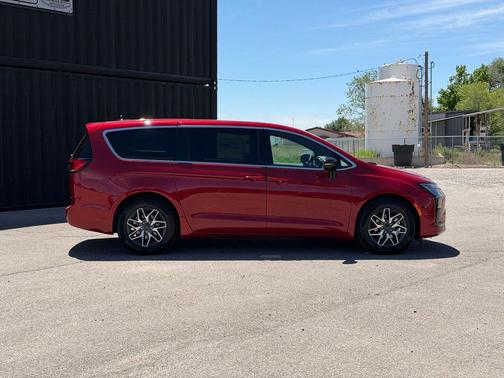 Red Hot Pearlcoat 2027 Chrysler Pacifica Limited