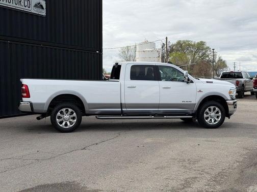 Bright White Clearcoat 2019 RAM 3500 Laramie Crew Cab 4x4 8' Box