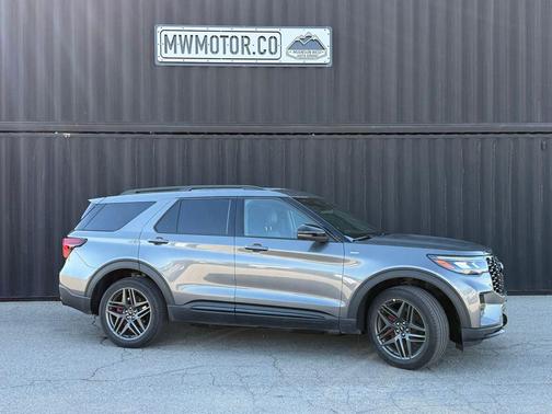Gray Metallic 2025 Ford Explorer ST-Line