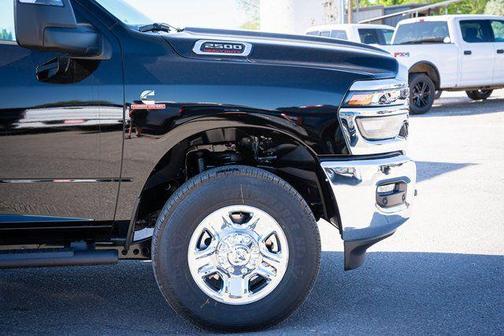 Diamond Black Crystal Pearlcoat 2025 RAM 2500 Tradesman Crew Cab 4x4 6'4' Box