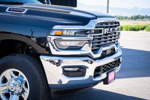 Diamond Black Crystal Pearlcoat 2025 RAM 2500 Tradesman Crew Cab 4x4 6'4' Box