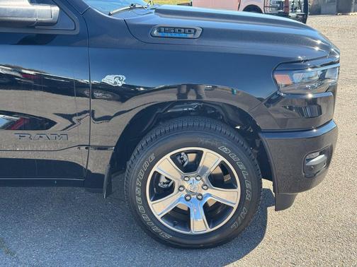 Diamond Black Crystal Pearlcoat 2026 RAM 1500 Express