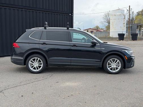 Deep Black Pearl 2022 Volkswagen Tiguan 2.0T SE 4MOTION