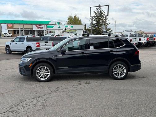 Deep Black Pearl 2022 Volkswagen Tiguan 2.0T SE 4MOTION